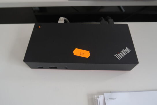 Computerskærm, dockingstation samt tastatur