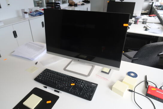 Computerskærm, dockingstation samt tastatur