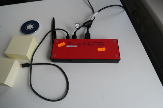 Computerskærm, dockingstation samt tastatur