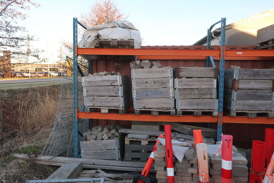 Pallereol med div. sten, afspærring, tagplader m.m. "læs beskrivelse"