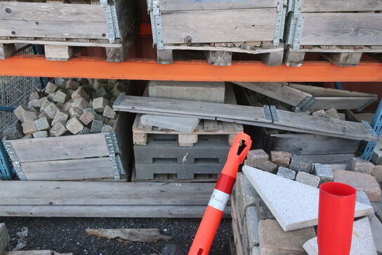 Pallereol med div. sten, afspærring, tagplader m.m. "læs beskrivelse"