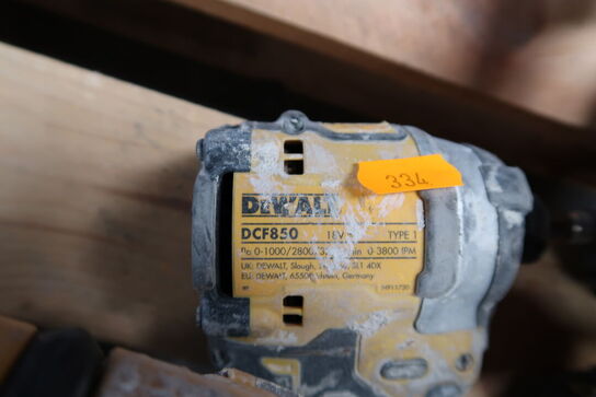 4 stk. akku håndværktøj DEWALT DCF850, DCD796 med 3 stk. batterier og lader