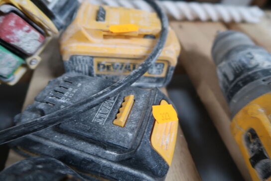 2 stk. akku håndværktøj DEWALT med 3 stk. batterier og lader