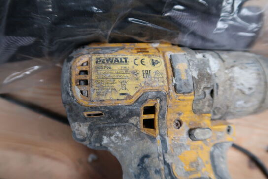 4 stk. akku håndværktøj DEWALT DCF850, DCD796 med 3 stk. batterier og lader