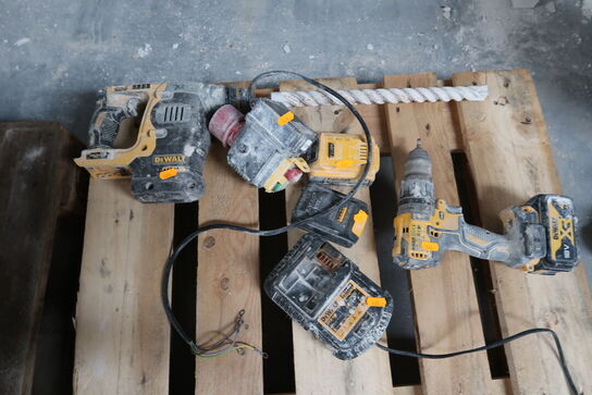 2 stk. akku håndværktøj DEWALT med 3 stk. batterier og lader