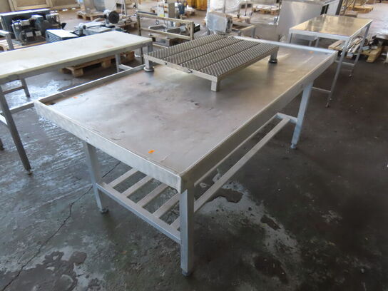 Industrikøkken stålbord inkl. Trinbrædt (tarmbord)