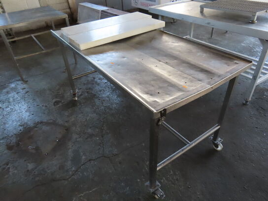 Industrikøkken stålbord på hjul inkl. 2 stk skærebrædt (tarmbord)