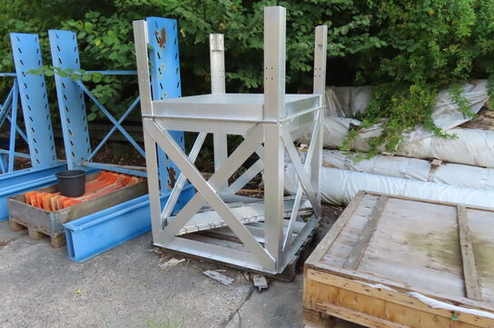 Indhold på plads ved siden hallen