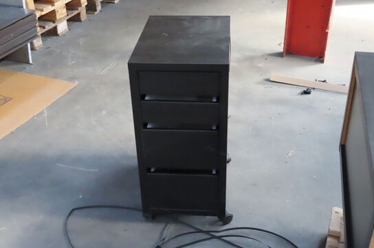 6 stk. Kommoder + bord