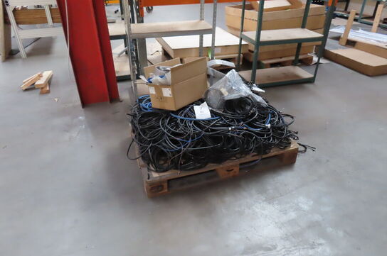 Palle med diverse kabler/ledninger 
