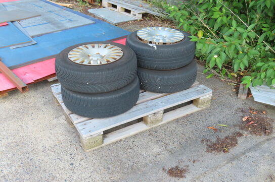 Indhold på plads ved siden hallen