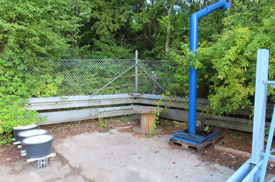 Indhold på plads ved siden hallen