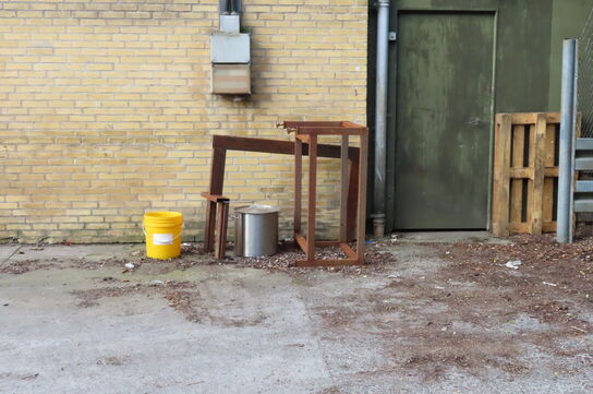 Indhold på plads ved siden hallen