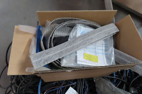 Palle med diverse kabler/ledninger 