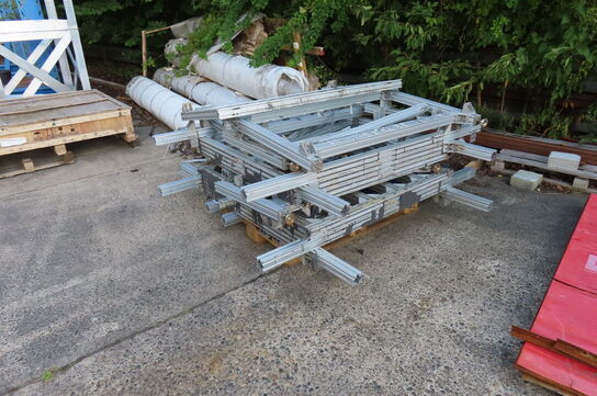 Indhold på plads ved siden hallen