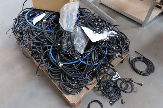 Palle med diverse kabler/ledninger 