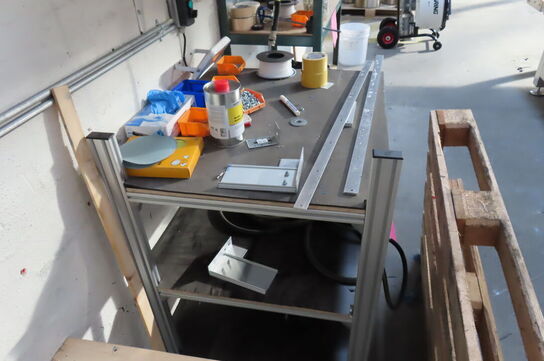 Indhold langs væg + arbejdsbord/arbejdsstation 