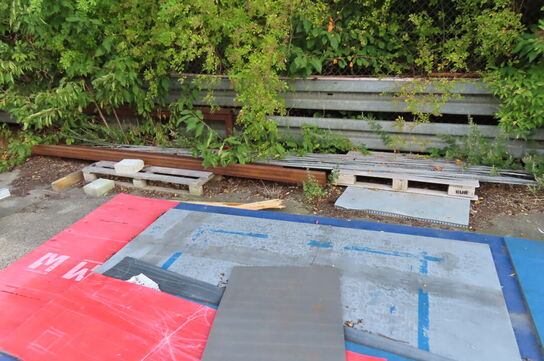 Indhold på plads ved siden hallen