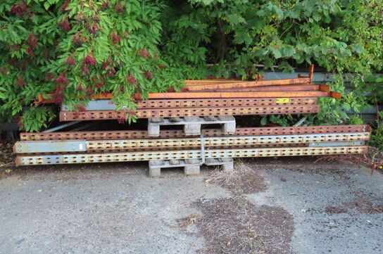 Indhold på plads ved siden hallen