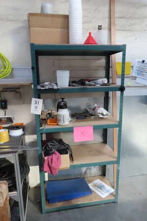 Indhold langs væg + arbejdsbord/arbejdsstation 