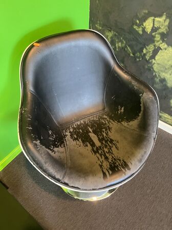 2 stk. drejebare lænestole, hvid ramme m. sort kunstlæder og sofabord