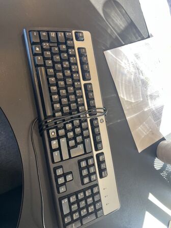 Elhæve/sænkebord inkl. div. IT udstyr, samt skuffedarium