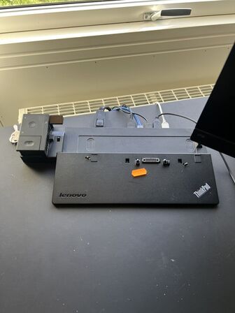 Elhæve/sænkebord inkl. IT udstyr samt skuffedarium