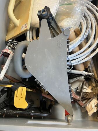 4 plastkasser m. div. indhold (se billeder)