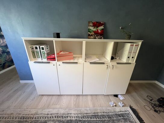 Reol m. aflåselige skabe samt reol 