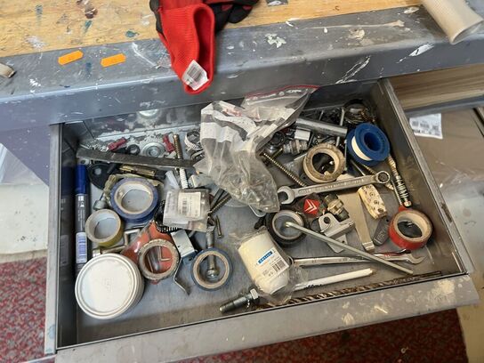 Filebænk inkl. indhold samt værktøjsvæg