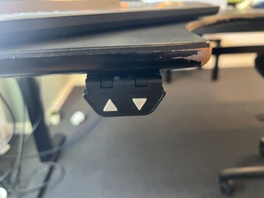 Elhæve/sænkebord inkl. div. IT udstyr, samt skuffedarium