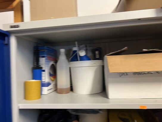 Stålskab samt reol inkl. indhold 