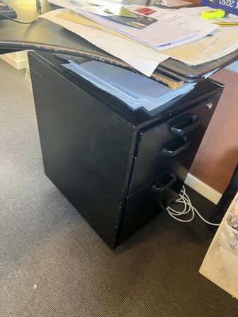 Elhæve/sænkebord inkl. div. IT udstyr, samt skuffedarium