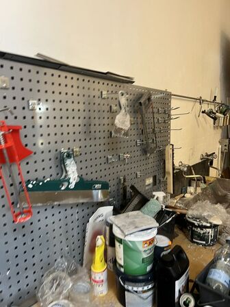 Filebænk inkl. indhold samt værktøjsvæg