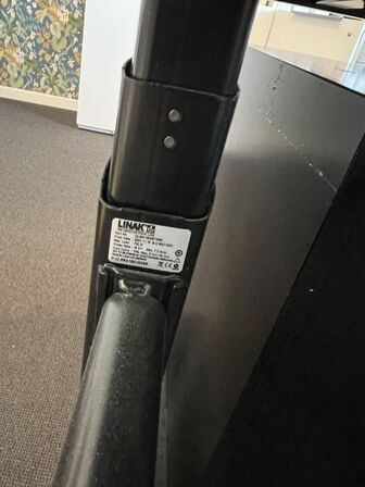 Elhæve/sænkebord inkl. div. IT udstyr, samt skuffedarium