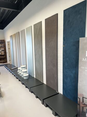 8 stk. farvedisplays m. stand til malingsspand