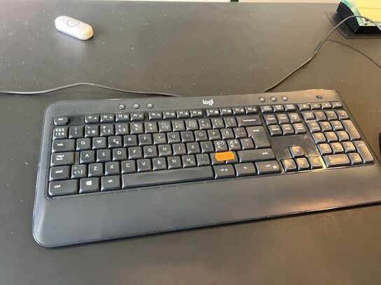 Elhæve/sænkebord inkl. IT udstyr samt skuffedarium