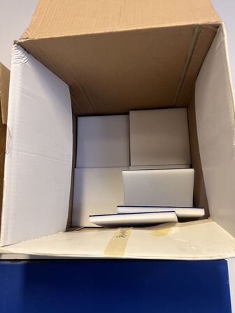 Stålskab samt reol inkl. indhold 