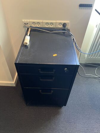 Elhæve/sænkebord inkl. IT udstyr samt skuffedarium