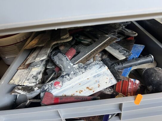 4 plastkasser m. div. indhold (se billeder)