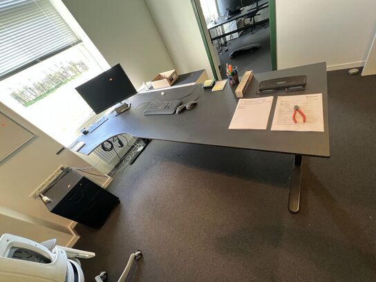Elhæve/sænkebord inkl. IT udstyr samt skuffedarium