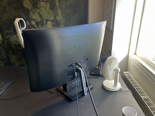 Elhæve/sænkebord inkl. IT udstyr samt skuffedarium