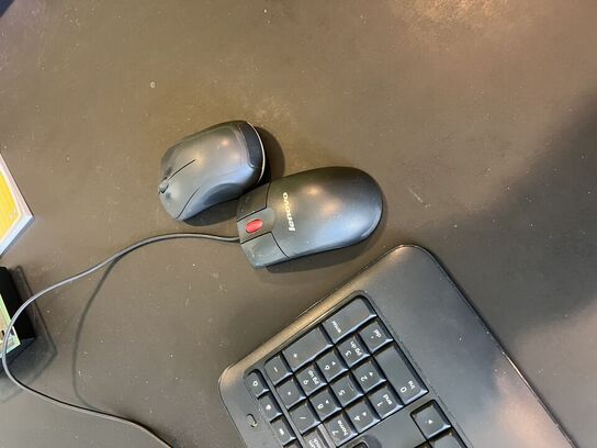 Elhæve/sænkebord inkl. IT udstyr samt skuffedarium