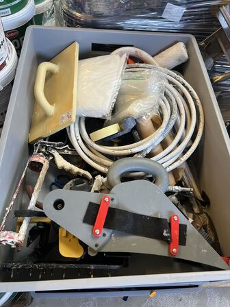 4 plastkasser m. div. indhold (se billeder)