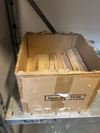 Stålskab samt reol inkl. indhold 