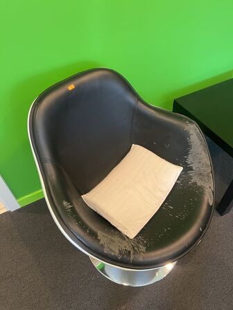 2 stk. drejebare lænestole, hvid ramme m. sort kunstlæder og sofabord