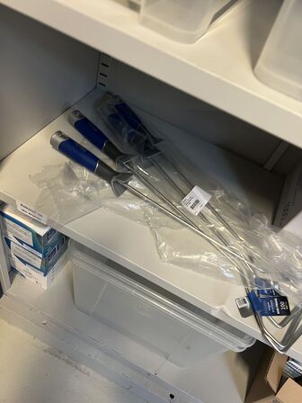 Stålskab samt reol inkl. indhold 