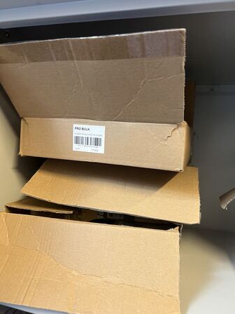 Stålskab samt reol inkl. indhold 