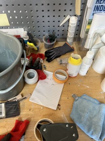 Filebænk inkl. indhold samt værktøjsvæg