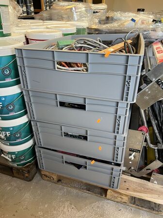 4 plastkasser m. div. indhold (se billeder)